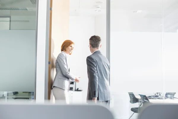 Business people entering into room — Stock Photo, Image