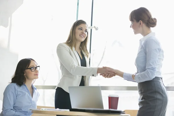 Geschäftsfrauen beim Händeschütteln — Stockfoto