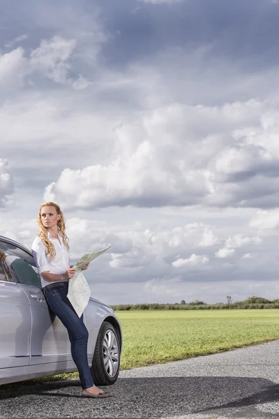 Woman leaning on car — Stock Photo, Image