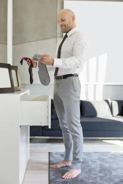 靴下を選択するビジネスマン — ストック写真