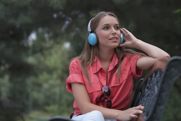 Woman listening to music — Stock Photo, Image