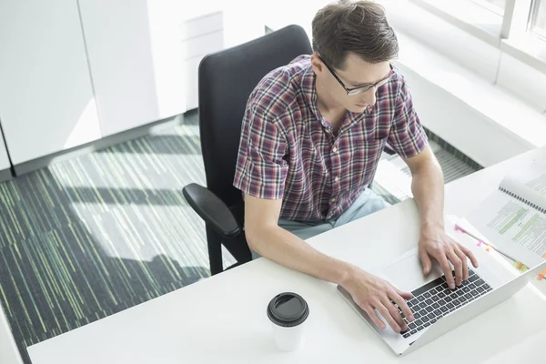 Geschäftsmann arbeitet am Schreibtisch — Stockfoto