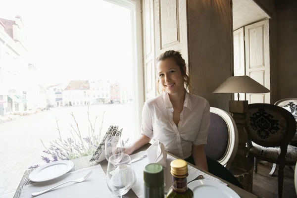 Cliente sentado na mesa do restaurante — Fotografia de Stock