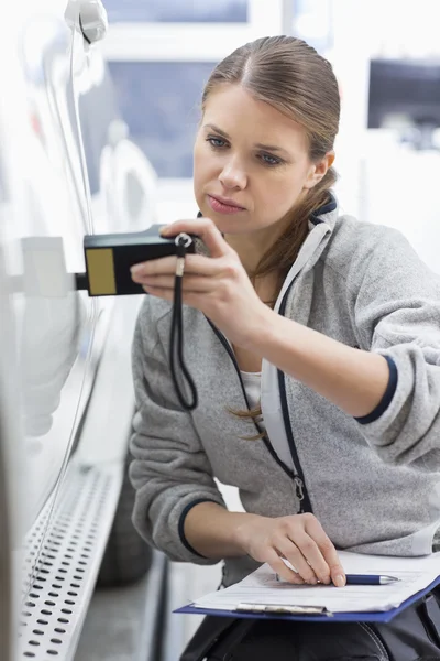 Ingegnere di manutenzione controllo vernice auto — Foto Stock