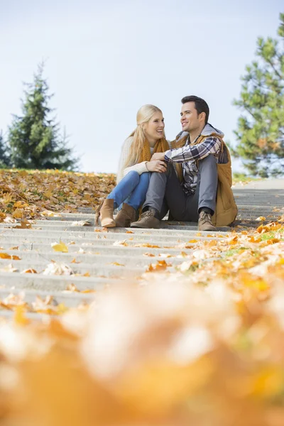 Pareja sentada en escalones — Foto de Stock