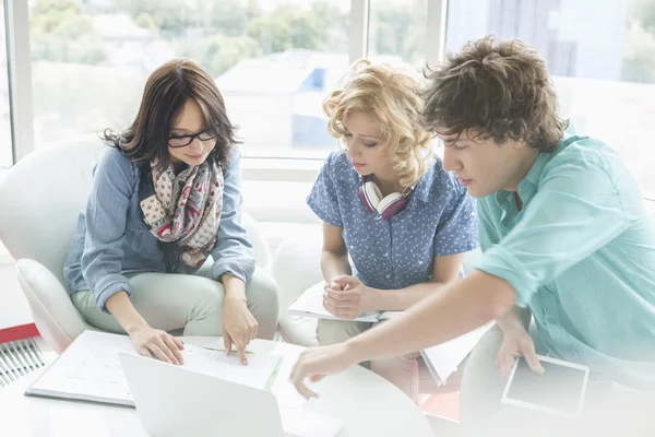 Ondernemers bespreken aan tafel — Stockfoto