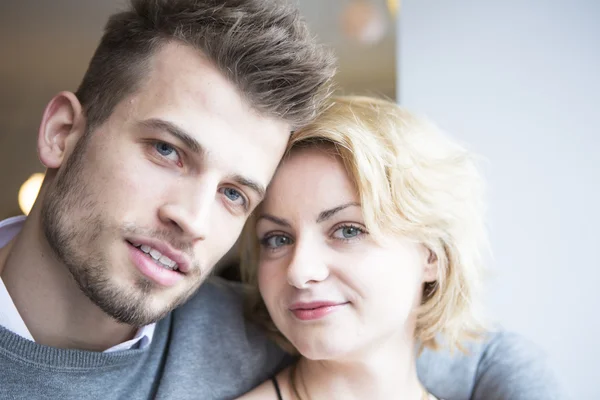 Casal sorrindo no café — Fotografia de Stock