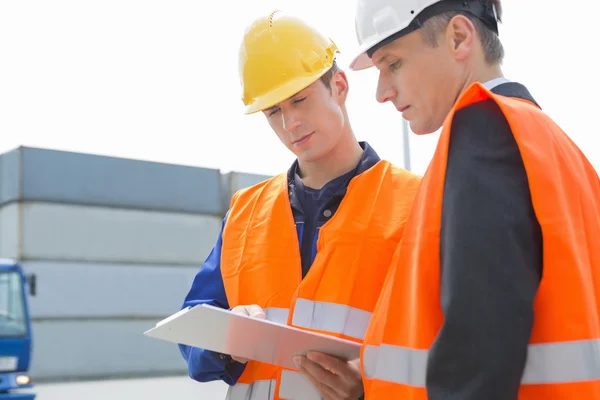 Werknemers bespreken over Klembord — Stockfoto