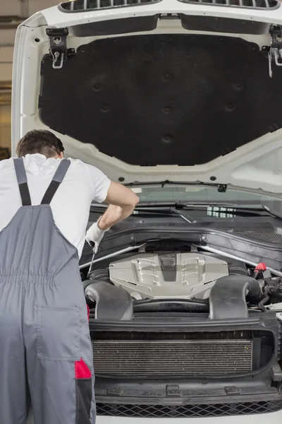 Engineer repairing car — Stock Photo, Image