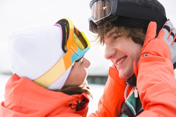 Romantique jeune couple est sur le point d'embrasser — Photo