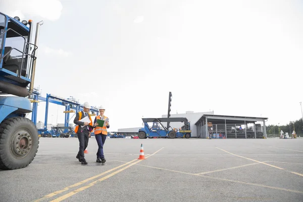 Arbeiter laufen in Werft — Stockfoto