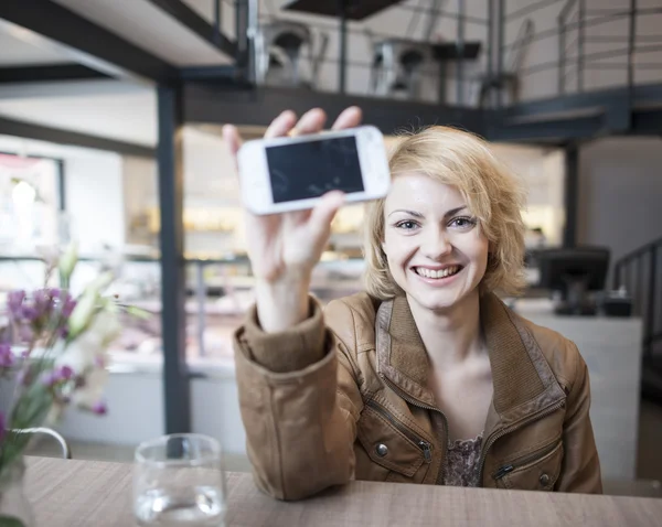 Woman displaying cell phone — Stock Photo, Image