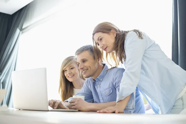 Ouders met dochter met behulp van laptop — Stockfoto