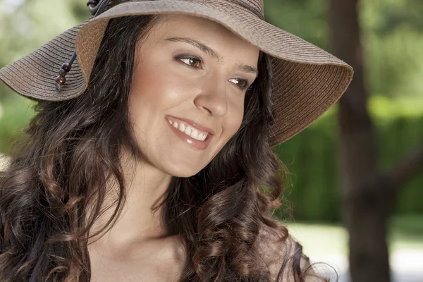 Женщина в солнцезащитной шляпе, отводящая взгляд — стоковое фото