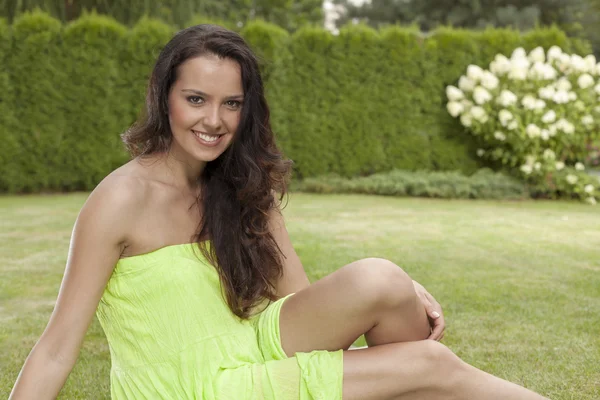 Jonge vrouw in sundress zitten — Stockfoto