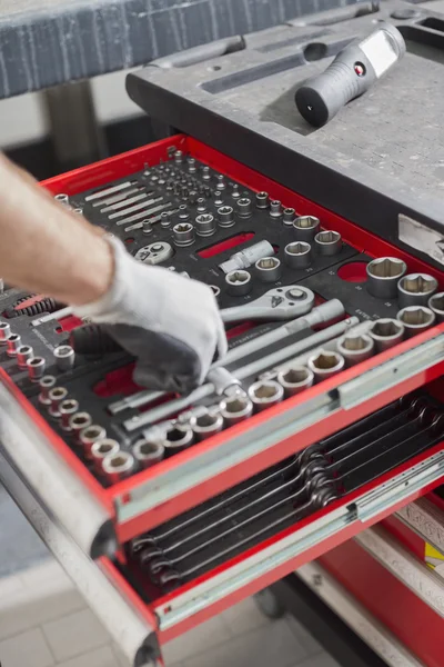 Mechanic taking tool from drawer — Stock Photo, Image