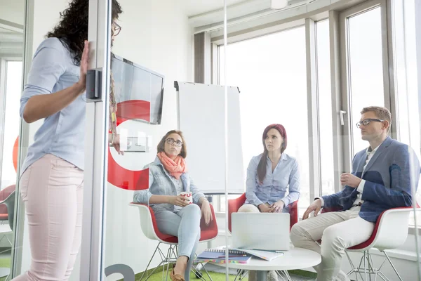 People looking at female colleague — Stock Photo, Image