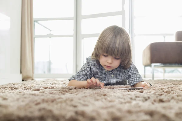 Jongen met digitale tablet — Stockfoto