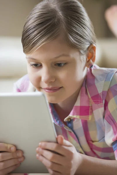 Meisje met digitale tablet — Stockfoto