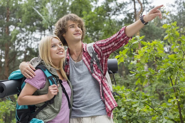 Hiker showing something to woman — Stock Photo, Image