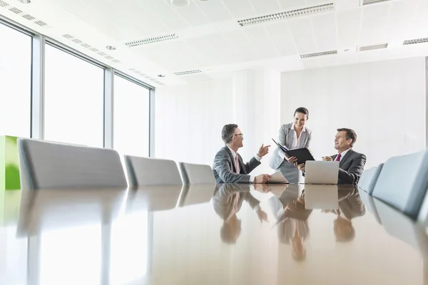 People having a discussion — Stock Photo, Image