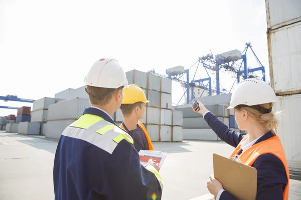 Supervisor discussing with workers — Stock Photo, Image
