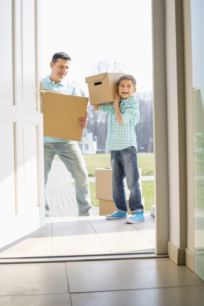 Pai e filho entrando em nova casa — Fotografia de Stock