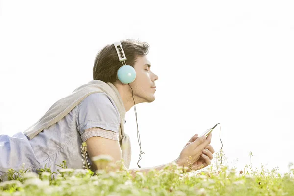 Uomo godendo di musica — Foto Stock