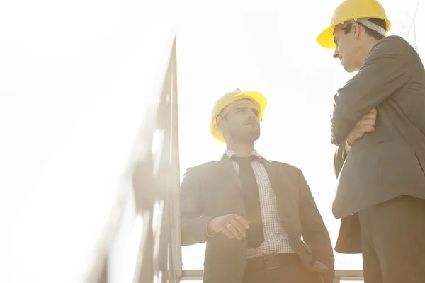 Engenheiros discutindo na escada — Fotografia de Stock