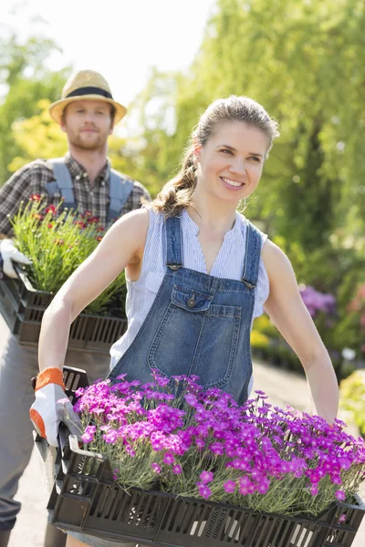 Jardineiros carregando vasos de flores — Fotografia de Stock