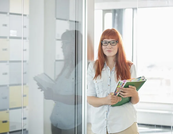 Bizneswoman gospodarstwa plików — Zdjęcie stockowe