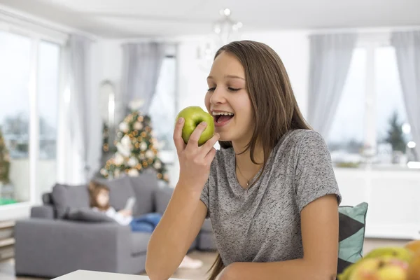 Ragazza mangiare mela — Foto Stock