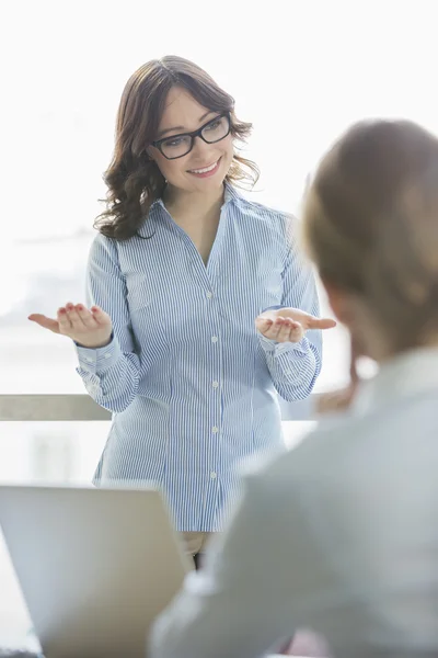 Businesswoman talking to businesswoman — Stock Photo, Image