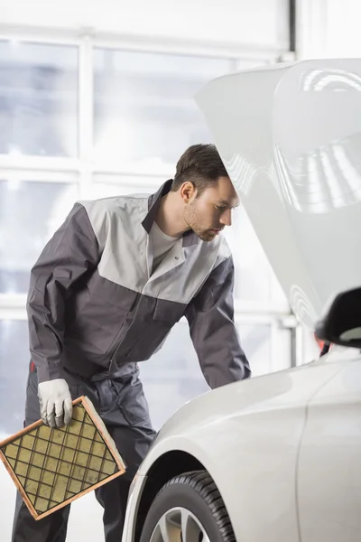 Mechanic examining car — Stock Photo, Image