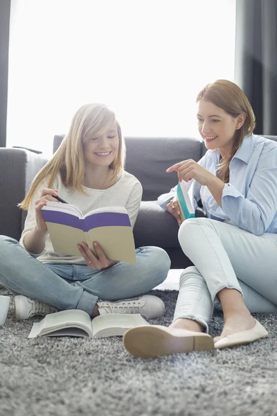 Madre ayudando a la hija en la tarea —  Fotos de Stock