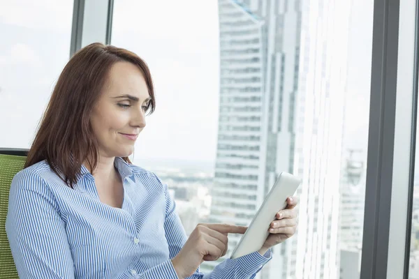 Femme d'affaires utilisant une tablette numérique — Photo