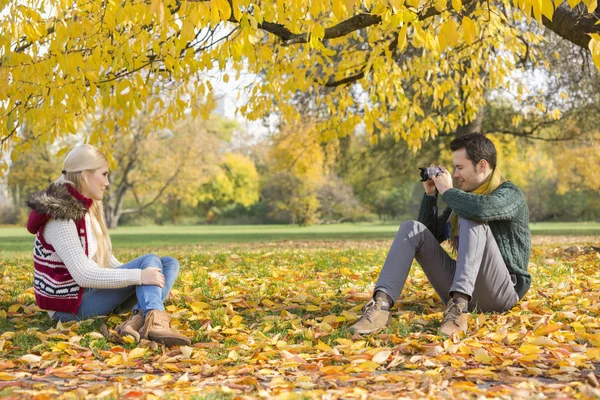 Man photographing woman — Stock Photo, Image