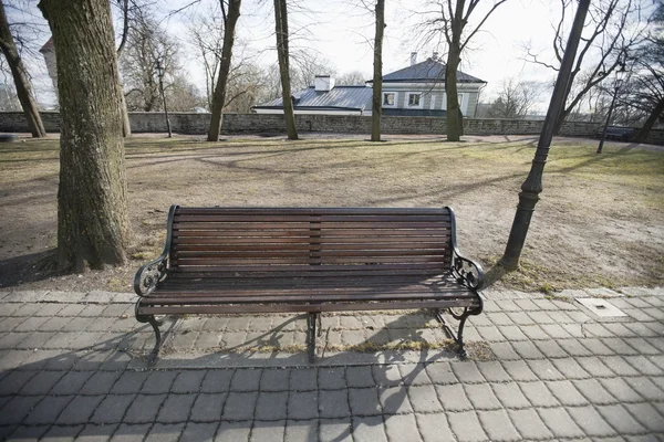 Houten bench op pad — Stockfoto