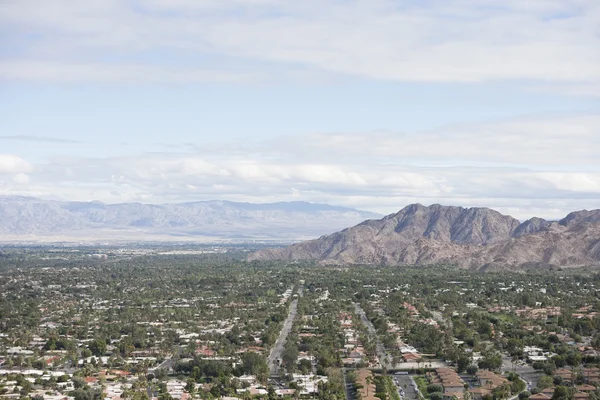 Residential district and mountains — Stock Photo, Image