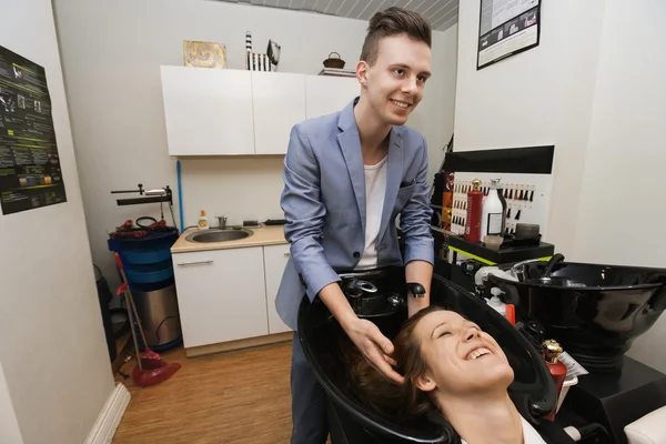 Haarstylist wassen klant haar — Stockfoto