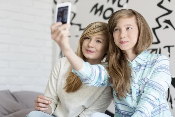 Hermanas tomando fotos — Foto de Stock