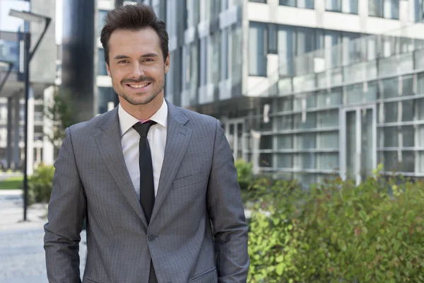 Uomo d'affari in piedi fuori ufficio — Foto Stock