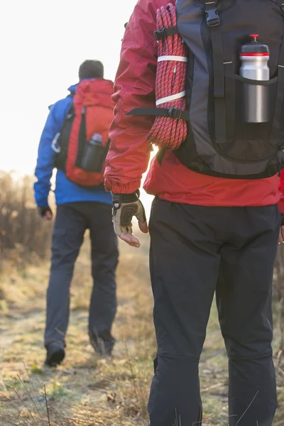 Two male hikers in field — Stock Photo, Image