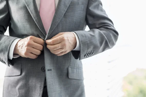 Uomo d'affari abbottonando il suo blazer — Foto Stock