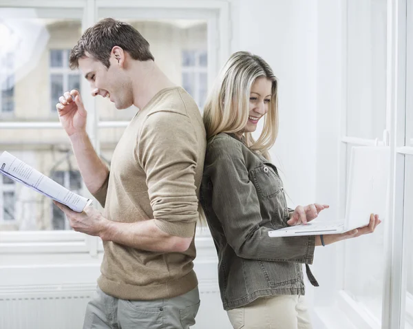 Business couple holding book — Stock Photo, Image