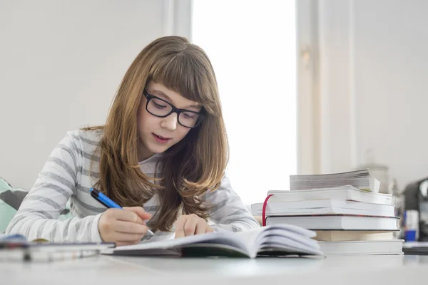 Teenage girl doing homework — Stock Photo, Image