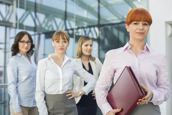 Empresa sosteniendo carpeta — Foto de Stock