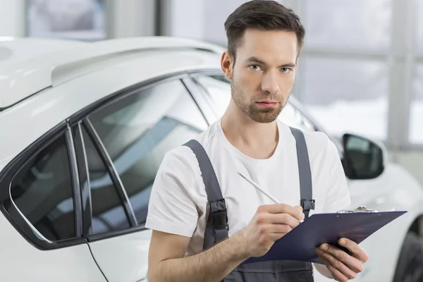 Ingeniero de mantenimiento escribiendo en portapapeles — Foto de Stock