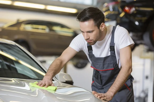 Mechaniker putzt Auto — Stockfoto