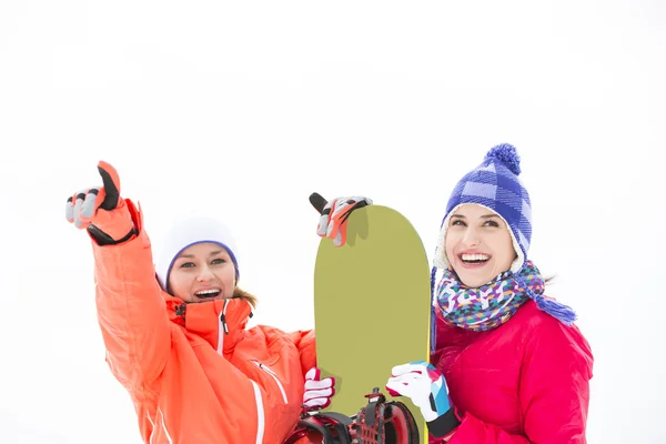 Vrienden wijzen op iets — Stockfoto